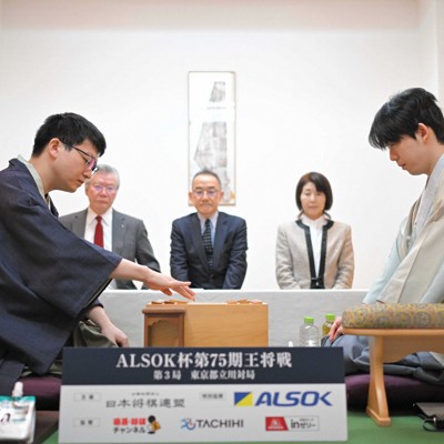 藤井王将、積極的に金繰り出す 永瀬九段と激しい応酬 王将戦第3局