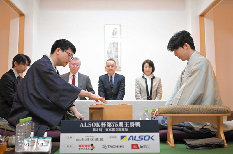 藤井王将、積極的に金繰り出す 永瀬九段と激しい応酬 王将戦第3局