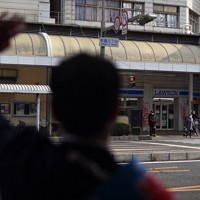 広島県呉市中心部の商店街周辺で支持を訴える候補者＝同市で2026年2月1日午後3時7分、佐藤賢二郎撮影（画像の一部を加工しています）