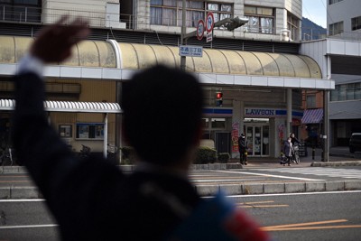 広島県呉市中心部の商店街周辺で支持を訴える候補者＝同市で2026年2月1日午後3時7分、佐藤賢二郎撮影（画像の一部を加工しています）