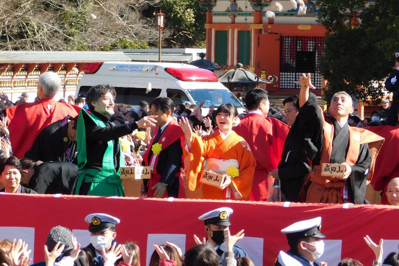 市川團十郎さん親子、仲野太賀さんら登場　成田山新勝寺で節分会