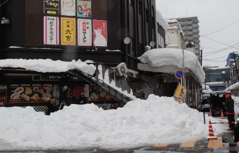 雪の重みか、新潟で住宅や建物の倒壊相次ぐ　上越では男性死亡