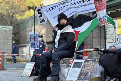 ハンガーストライキをする「ジェノサイドに抗する防衛大学校卒業生の会」代表の平山貴盛さん＝東京都新宿区の防衛省前で空音央さん撮影（平山さん提供）