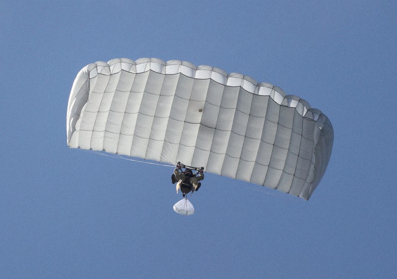 米軍、嘉手納基地でパラシュート降下訓練 県や地元は強く批判 | 毎日新聞