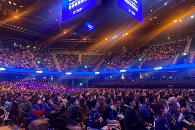 8年ぶりにJ1に挑戦する長崎の新体制発表会には約4000人のサポーターが集結した＝長崎市のハピネスアリーナで2026年1月9日、角田直哉撮影