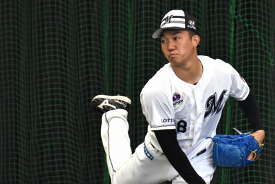 ブルペンで投球するロッテのルーキー・石垣元気＝宮崎県都城市で2026年2月3日、牧野大輔撮影