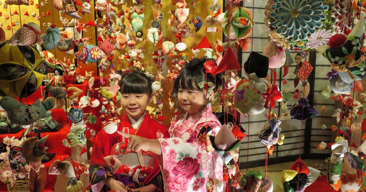 Easy Japanese news in translation: Girls enjoy hanging decoration of 'hina' dolls