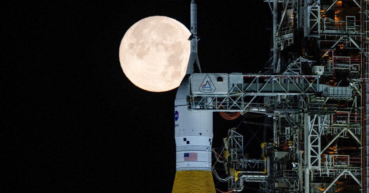 NASA hit by a fuel leak during a practice countdown of the moon rocket that will fly with astronauts