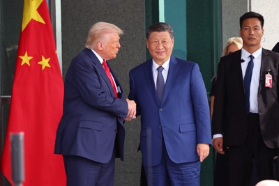 会談後に握手するトランプ大統領と習近平国家主席（2025年10月30日）。米中のはざまで日本外交が試されている（Yonhap News Agency／共同）