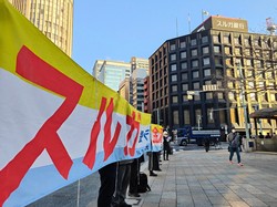 スルガ銀行東京支店の前で「不正問題を今すぐ解決してくださーい」と声を張り上げる被害者たち＝東京都中央区で2026年1月20日午前8時、今沢真撮影