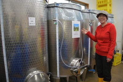 600リットルの醸造タンクについて説明する東京ワイナリーの越後屋美和代表＝東京都練馬区で