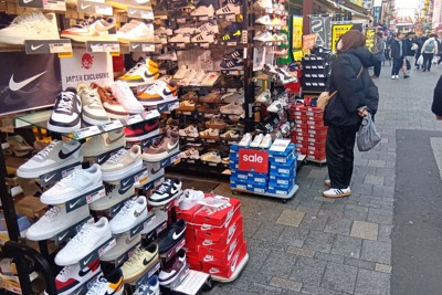 有名メーカーの靴が並んだ専門店＝東京都内で2026年1月31日、赤間清広撮影