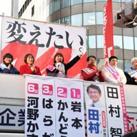 共産党の田村智子委員長（左から3人目）や県内選挙区の候補者らと街頭演説するれいわ新撰組の沖園理恵氏（同4人目）＝福岡市博多区で2026年2月3日午後5時45分、山口響撮影