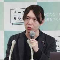 　記者会見するチームみらいの安野党首＝4日午後、東京都港区