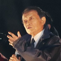 街頭演説する自民党の麻生副総裁＝4日午後、奈良市