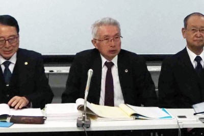 記者会見する（右から）平田恒一郎元会長、弘中惇一郎弁護士、村山浩昭弁護士（筆者撮影）
