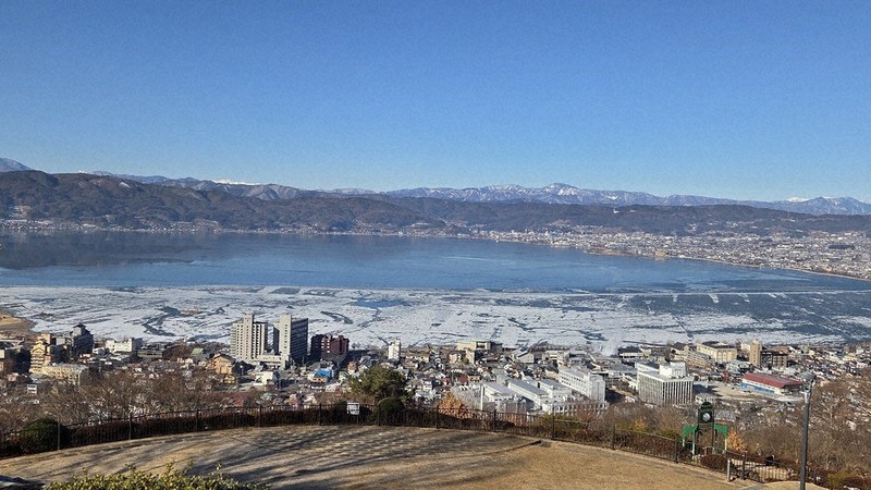 諏訪湖 神渡らず 8季連続「明けの海」 584年間観察 最長記録並ぶ