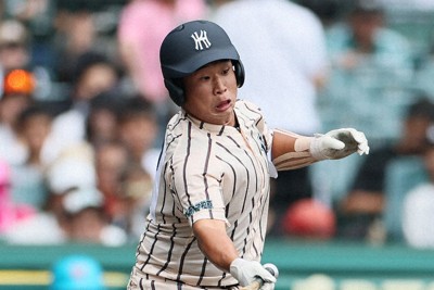 【東大阪大柏原ー尽誠学園】三回表東大阪大柏原1死、片手で打球を放つ竹本歩夢選手＝阪神甲子園球場で2025年8月12日、前田梨里子撮影