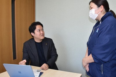 介護職員と打ち合わせする「ニックス」代表取締役の西川直希さん（左）＝広島市で、山本尚美撮影