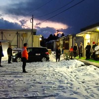 能登半島地震の被災者が入居する仮設住宅団地で支持を訴える候補者（中央手前）＝石川県能登町で2026年1月30日午後5時47分、中尾卓英撮影（画像の一部を加工しています）