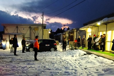 能登半島地震の被災者が入居する仮設住宅団地で支持を訴える候補者（中央手前）＝石川県能登町で2026年1月30日午後5時47分、中尾卓英撮影（画像の一部を加工しています）