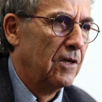 インタビューに答える歴史人口学者のエマニュエル・トッドさん＝東京都千代田区で2025年10月22日、滝川大貴撮影