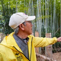 落書き被害について語る土地所有者の中村晃さん＝京都市伏見区で2026年1月26日、村田貴司撮影