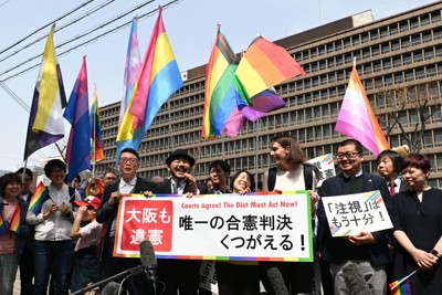 同性婚を認めるよう訴える裁判は各地で起こされている。写真は、大阪高裁による違憲判決後に笑顔を見せる原告ら＝大阪市北区で2025年3月25日午前11時46分、大西岳彦撮影