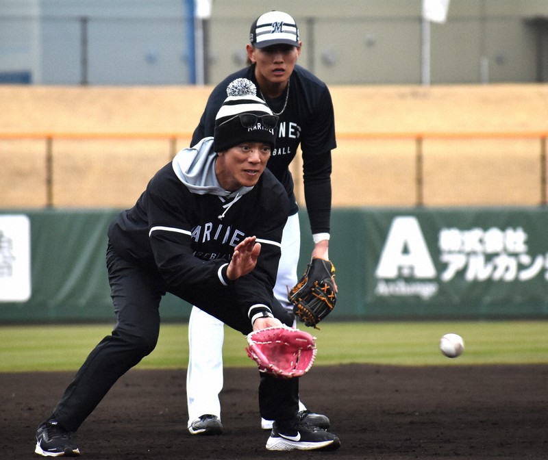 自ら守備「実演」も ロッテ・松井稼頭央臨時コーチが山本へ熱血指導
