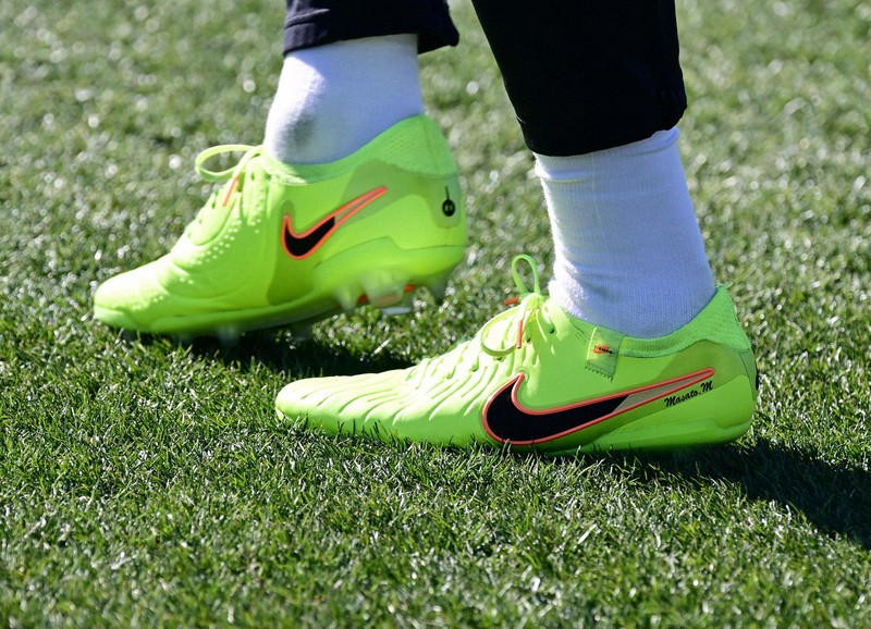 青赤のピッチサイドから/25 FC東京の選手が履くスパイクは？ [写真特集