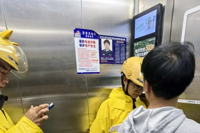 閉ざされたエレベーター空間。同じ広告が繰り返されてうんざりすることも（筆者撮影）