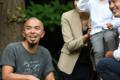 自身のエンディングパーティー参加者と記念写真を撮る槇仁彦さん（左）＝神奈川県鎌倉市で2020年11月7日、丸山博撮影