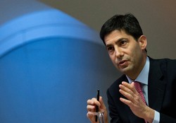 FRB議長に指名されたケビン・ウォーシュ氏。写真は2014年12月11日に英ロンドンで報道陣の取材に応じている様子＝AP