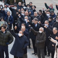 候補者とともに「がんばろう」と拳を上げる支援者＝宇都宮市で2026年1月27日、池田一生撮影
