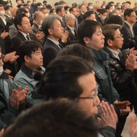 立候補者の話を聞く人たち＝佐賀市で2026年1月27日午前10時28分、石川貴教撮影