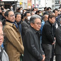 公示日に大分3区の候補者の演説を聞く有権者ら＝大分県別府市で2026年1月27日、山口泰輝撮影