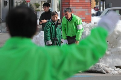 スマートフォンで街頭演説の様子を撮影する陣営の運動員＝福井県敦賀市で2026年2月5日午後1時20分、岩本一希撮影（画像の一部を加工しています）