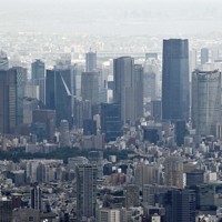 東京都心に建つ高層ビル＝東京都内で2025年6月23日、本社ヘリから平川義之撮影
