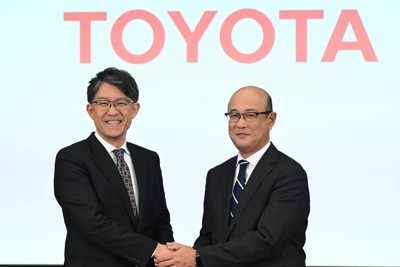 記者会見後、記念撮影で笑顔を見せる4月1日付でトヨタ自動車の副会長に就任する佐藤恒治社長（左）と、社長に就任する近健太最高財務責任者＝東京都文京区で2026年2月6日午後4時43分、平川義之撮影