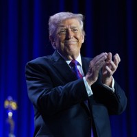 出席した行事で拍手するトランプ米大統領＝首都ワシントンで2026年2月5日、AP