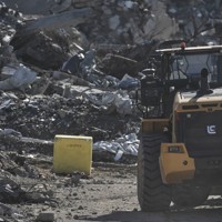 イエローラインを示す標識＝パレスチナ自治区ガザ地区北部で2025年12月1日、AP