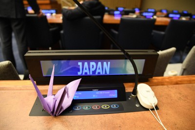 国連本部で開かれた第1回核兵器禁止条約交渉会議で、会議に参加しない日本の机に置かれた折り鶴＝ニューヨークで2017年3月、國枝すみれ撮影