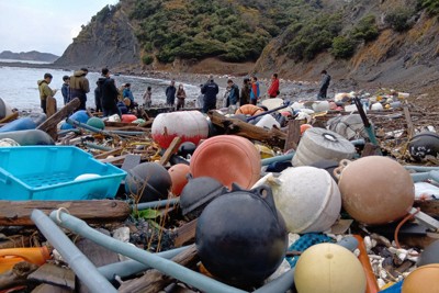 漁具など大量のプラスチックごみが漂着した海岸＝長崎県対馬市で2025年12月20日午後3時半、田中泰義撮影