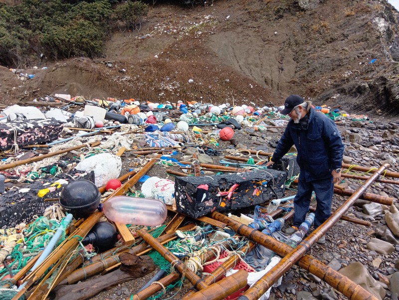 プラスチックや樹木などさまざまなごみが流れ着いた海岸。斜面上部まで拡散している＝長崎県対馬市で2025年12月20日午後3時23分、田中泰義撮影