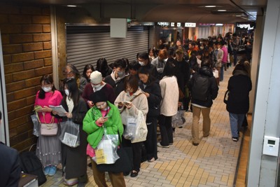 「KINOFES」開場前には長蛇の列ができていた＝東京都新宿区の紀伊国屋書店新宿本店で2026年1月31日午後8時20分、松原由佳撮影