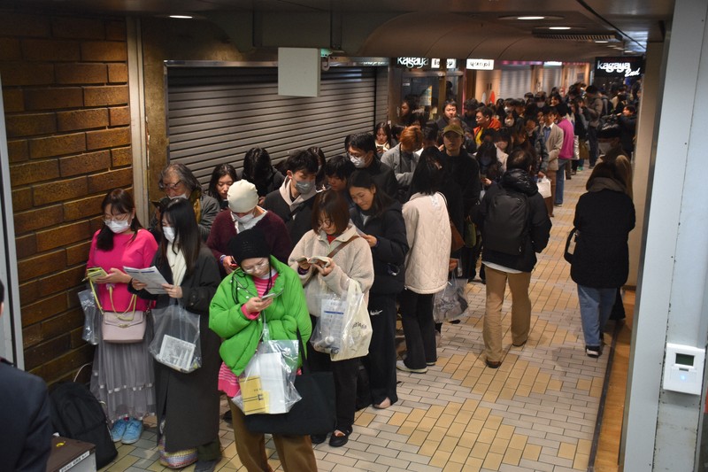 「KINOFES」開場前には長蛇の列ができていた＝東京都新宿区の紀伊国屋書店新宿本店で2026年1月31日午後8時20分、松原由佳撮影