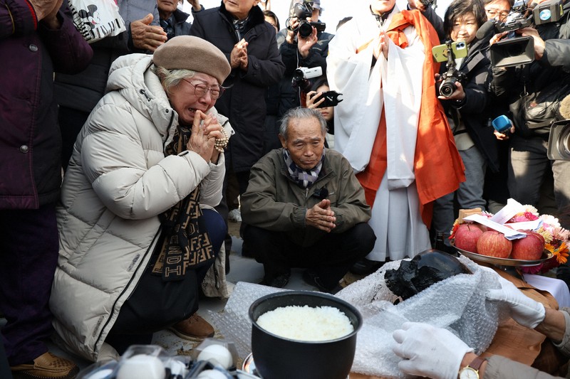 長生炭鉱から収容された頭蓋骨とみられるものと対面し、泣き崩れる女性ら＝山口県宇部市で2026年2月6日午後3時24分、後藤由耶撮影