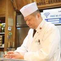 カウンターですしを握る田岸義章さん＝北海道古平町で2026年1月14日午後4時24分、谷口拓未撮影