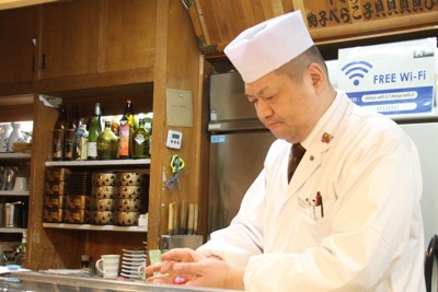 カウンターですしを握る田岸義章さん＝北海道古平町で2026年1月14日午後4時24分、谷口拓未撮影