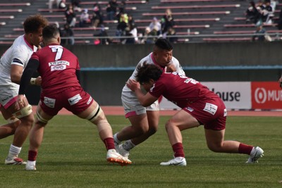 相手のタックルを受けながらも突破を試みる東葛の木村圭汰選手（右から2人目）＝福岡市内で2026年1月24日午後1時7分、林大樹撮影